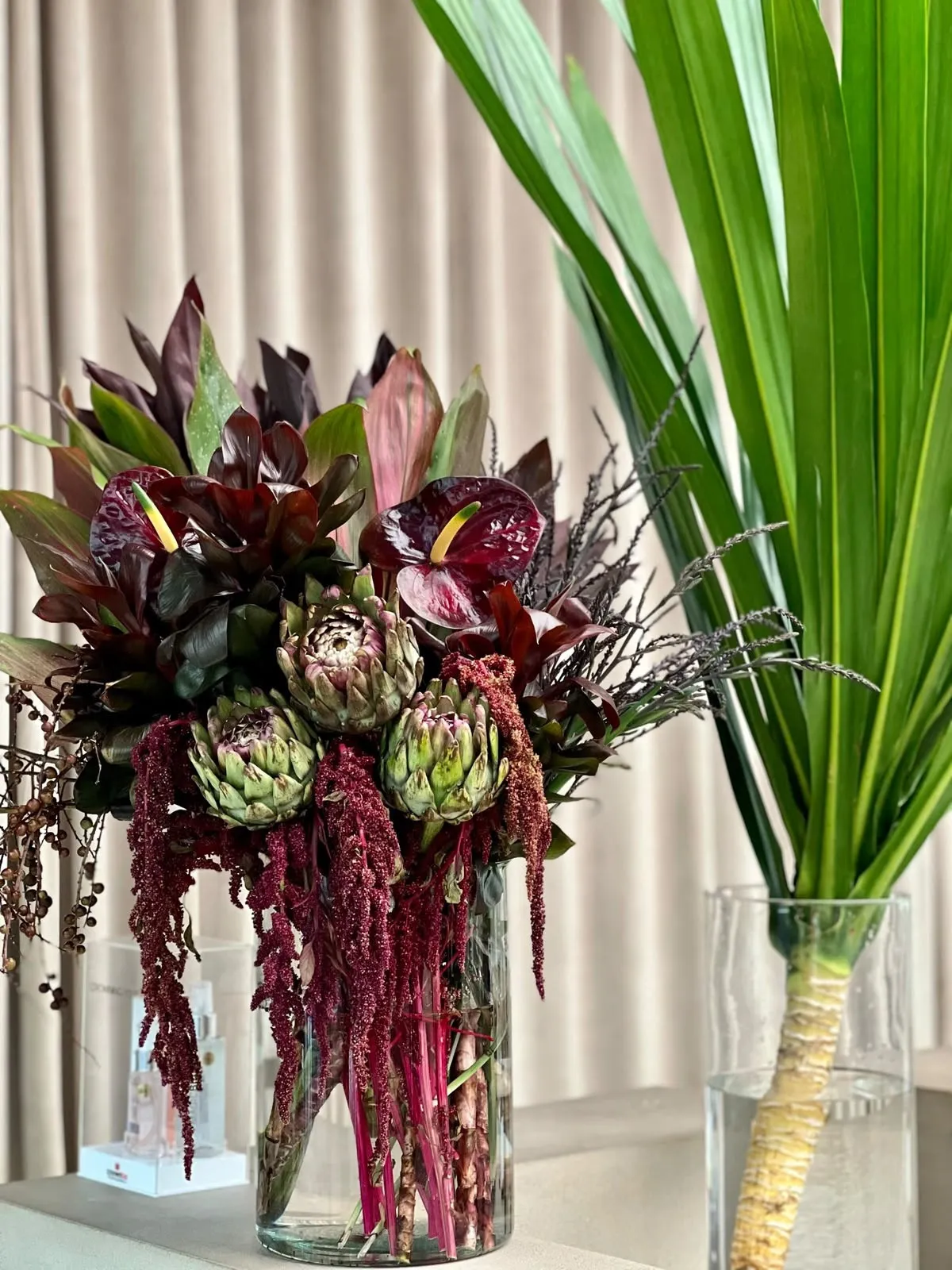 Arranjo da Nova Bossa num vaso de vidro, com flores de corte na água