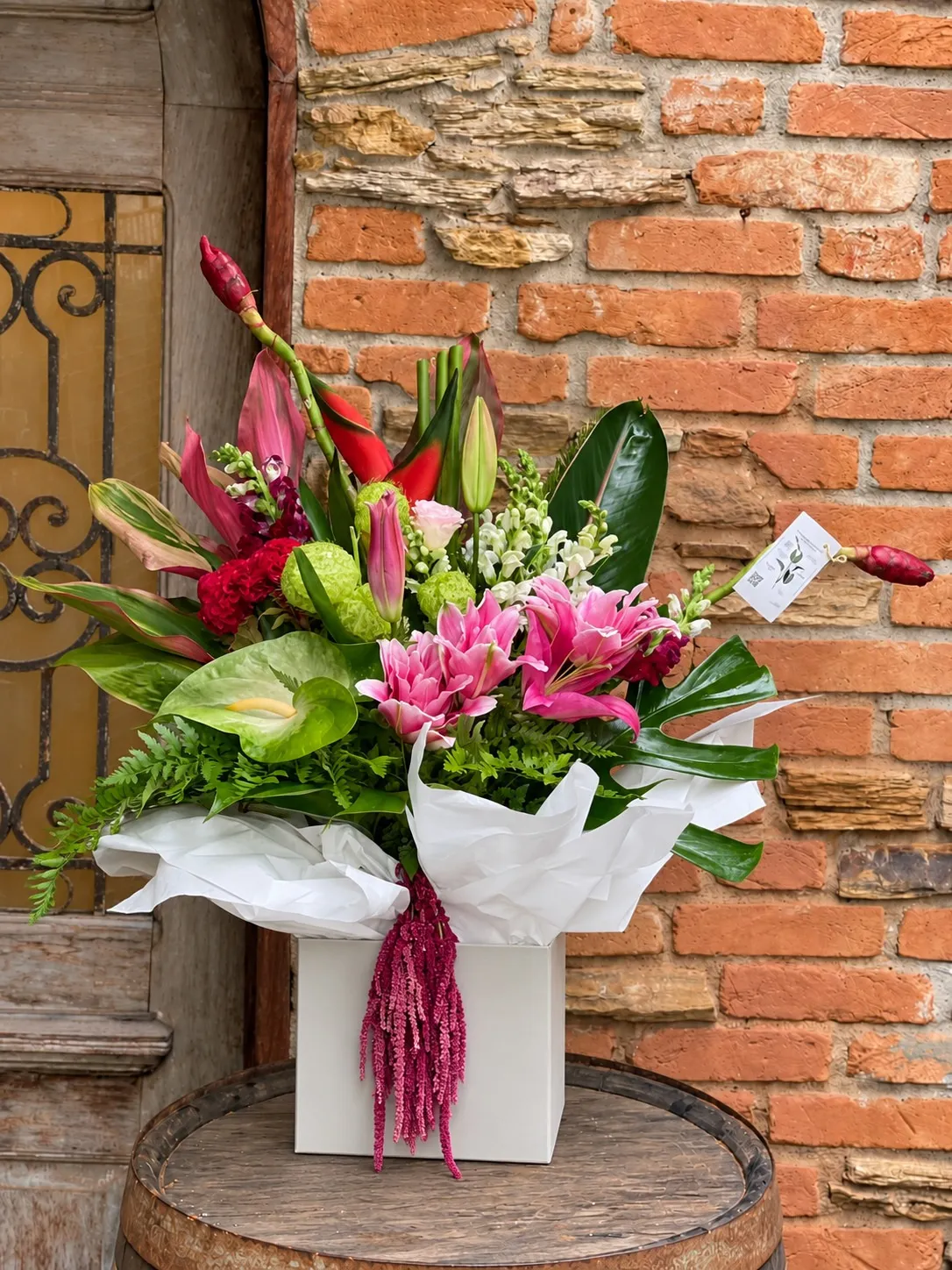 Arranjo Rosa Kliass embrulhado para presente